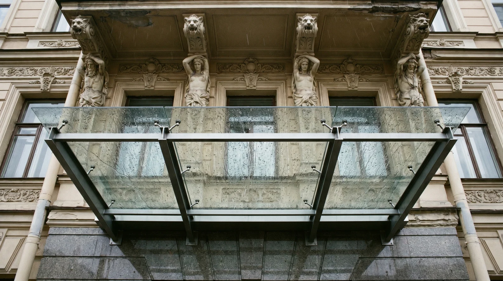Modern_glass_canopy_mounted_on_202605241135