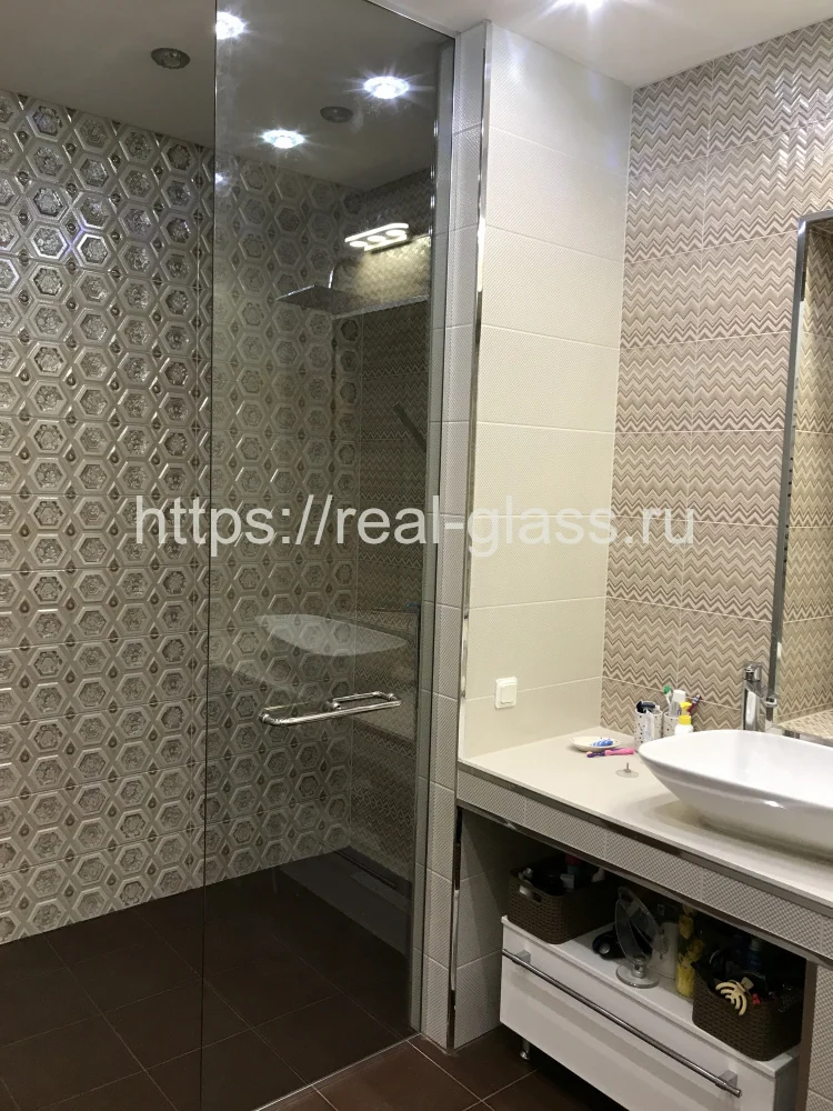 Скрытая дверь в душевой