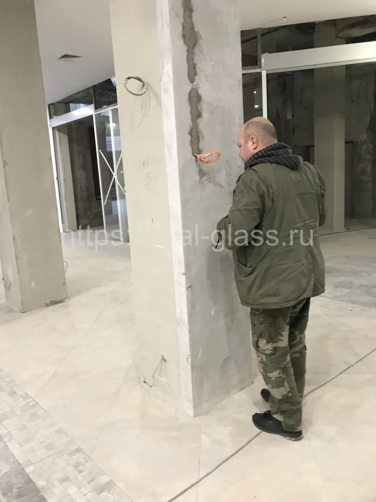 Зеркальные колонны Универмаг Кировский