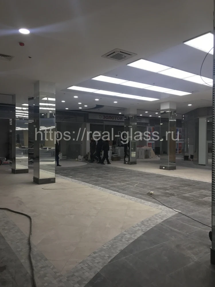 Зеркальные колонны Универмаг Кировский