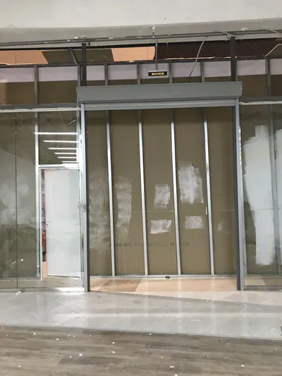 Витрина в ролетой в магазин