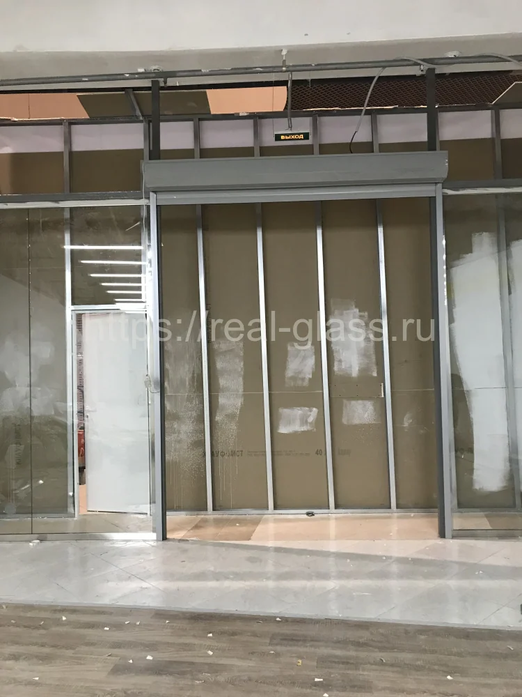 Витрина в ролетой в магазин