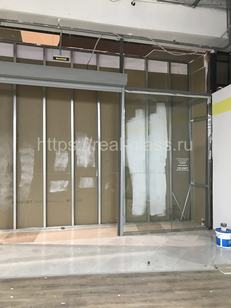 Витрина в ролетой в магазин