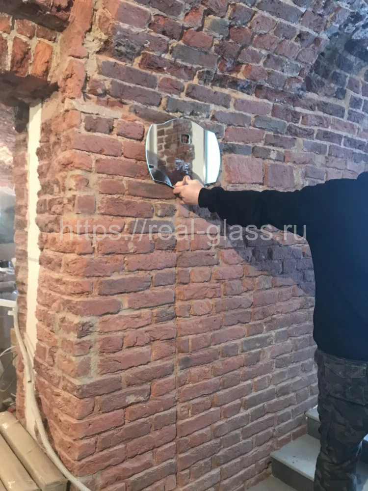 Зеркала в баре на Литейном