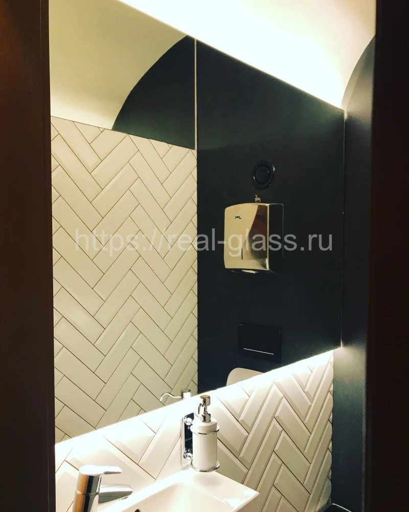 Зеркала с подсветкой в баре на Литейном