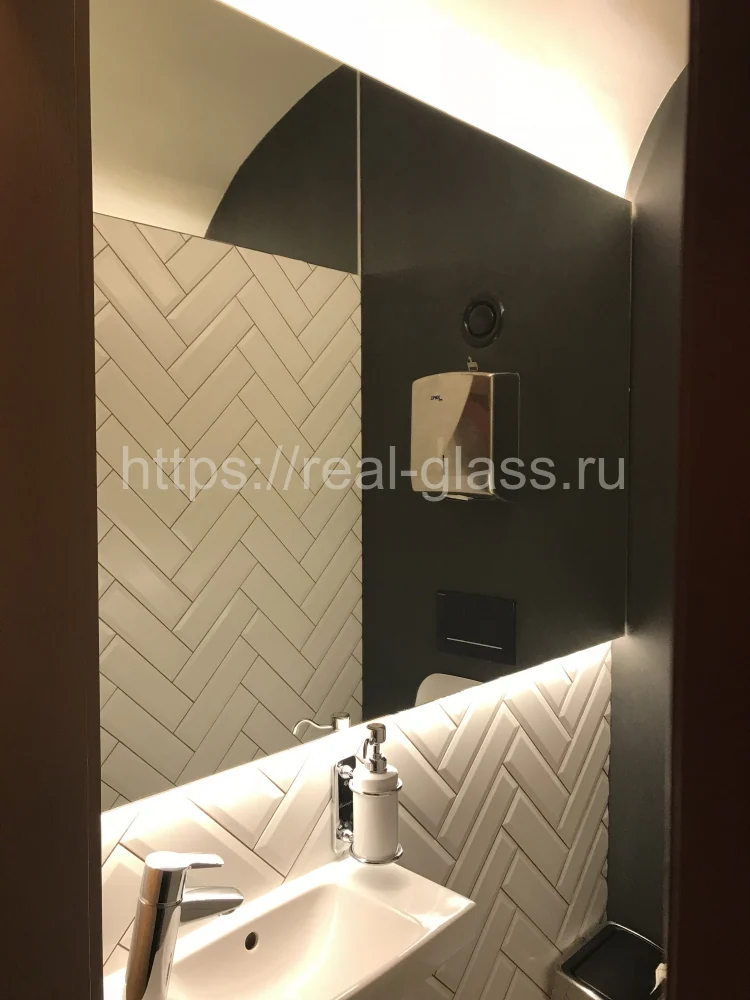 Зеркала с подсветкой в баре на Литейном