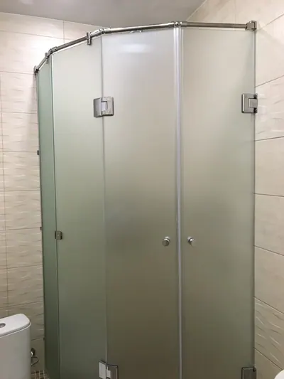 Комплекс матовых душевых