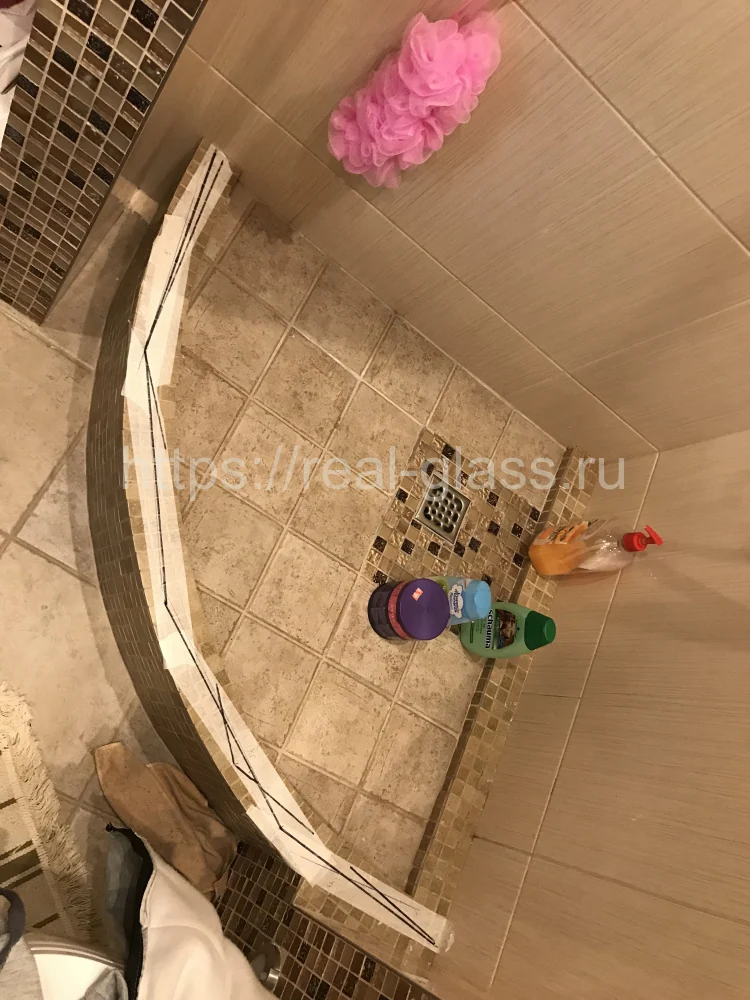 Комплекс матовых душевых